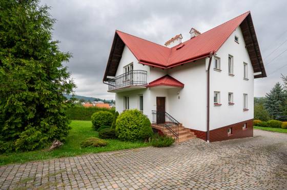 Dom jednorodzinny z kortem tenisowym położony na trzech samodzielnych działkach