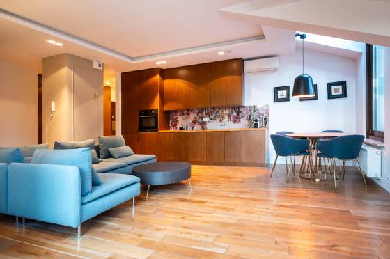 Komfortowe mieszkanie w centrum z garażem